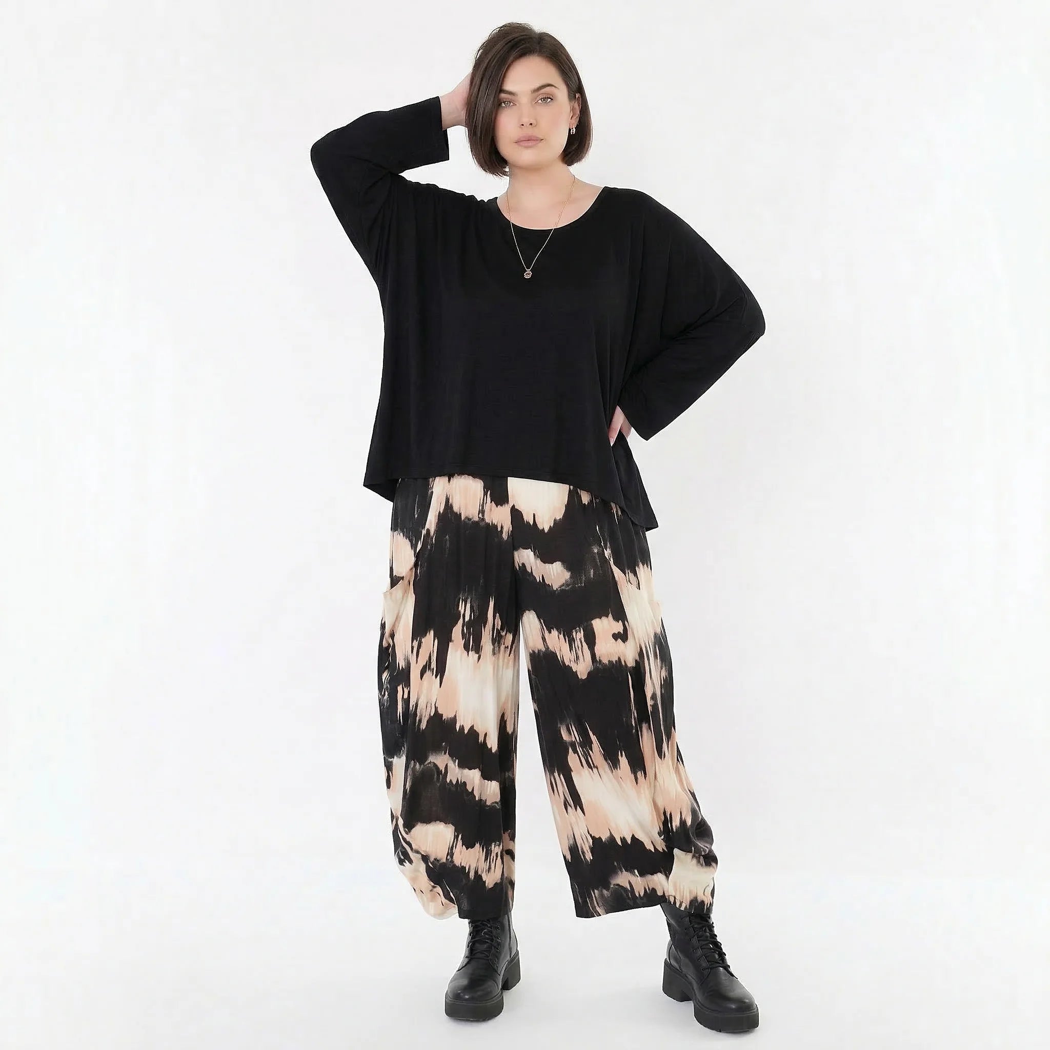 Ausgefallene Ballon Hose mit luftig leichtem Lagenlook und entspannter Passform, Batik, Schwarz/Beige