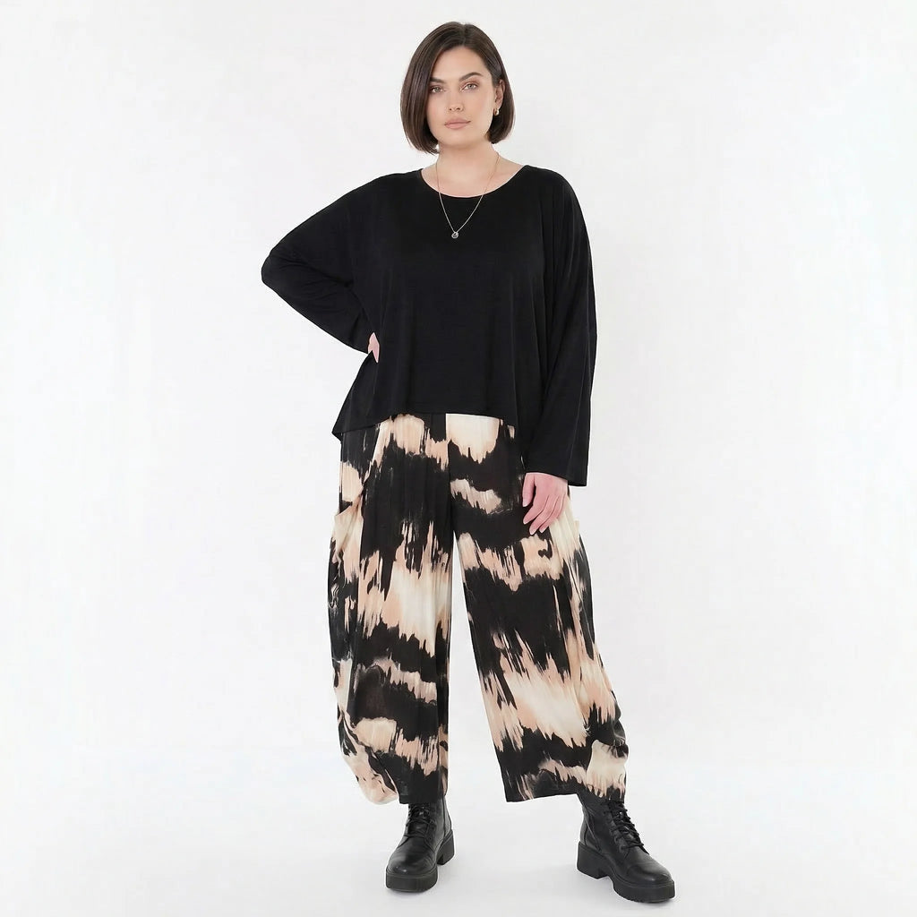 Ausgefallene Ballon Hose mit luftig leichtem Lagenlook und entspannter Passform, Batik, Schwarz/Beige