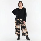 Ausgefallene Ballon Hose mit luftig leichtem Lagenlook und entspannter Passform, Batik, Schwarz/Beige