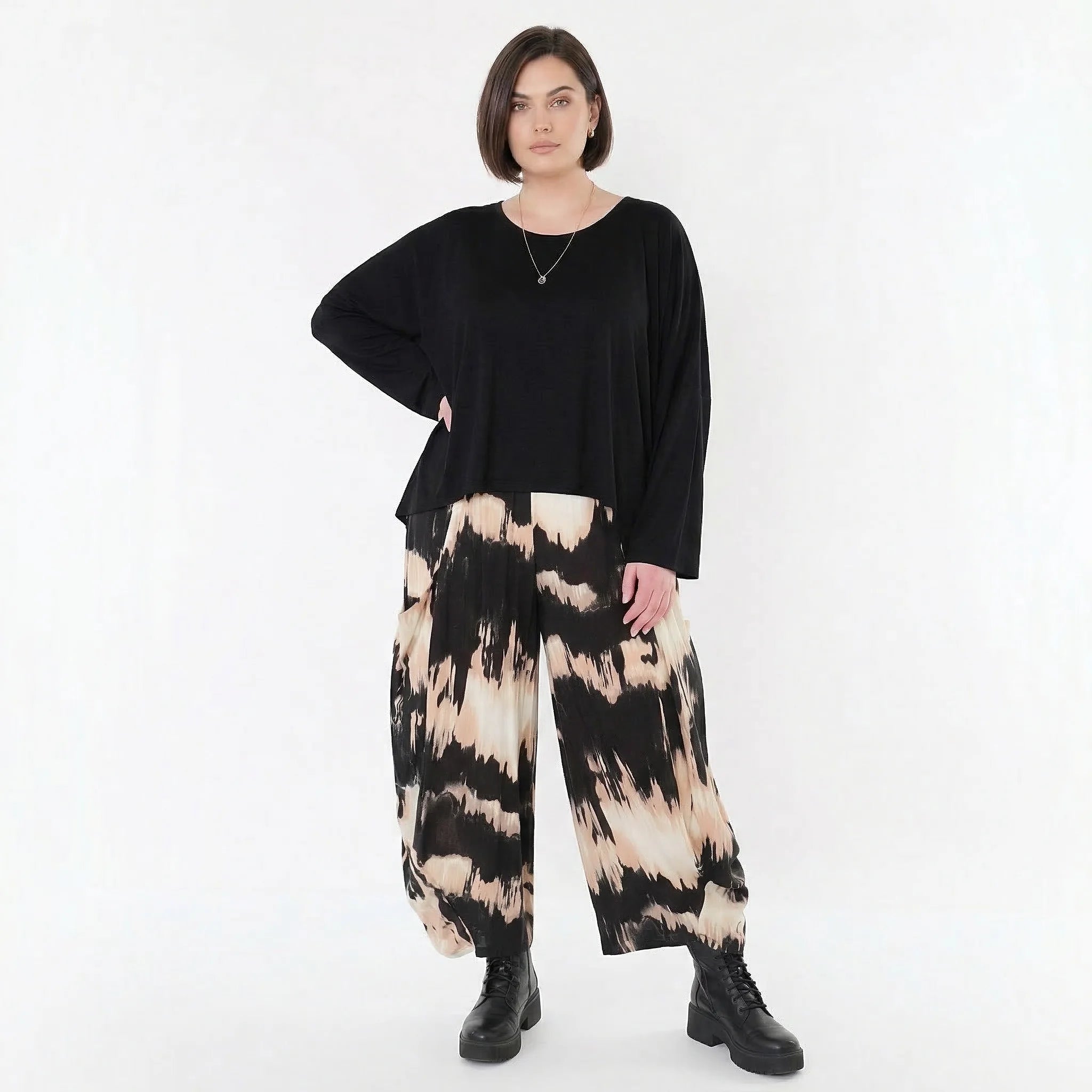 Ausgefallene Ballon Hose mit luftig leichtem Lagenlook und entspannter Passform, Batik, Schwarz/Beige