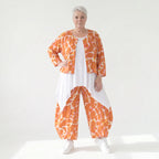 Ausgefallene Ballon Hose im legeren Lagenlook mit luftig leichter Popeline und Batik Muster, Orange/Weiß