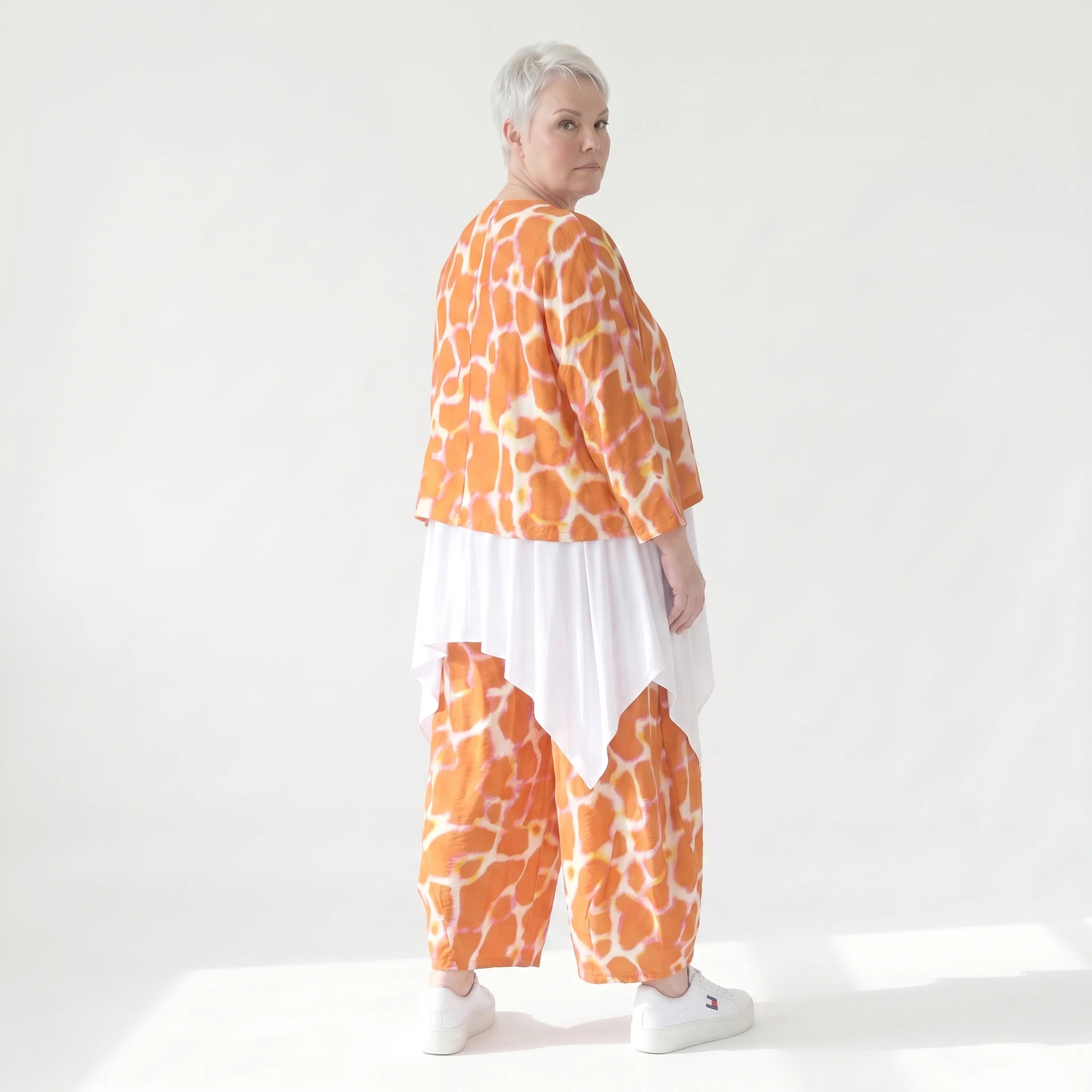 Ausgefallene Ballon Hose im legeren Lagenlook mit luftig leichter Popeline und Batik Muster, Orange/Weiß