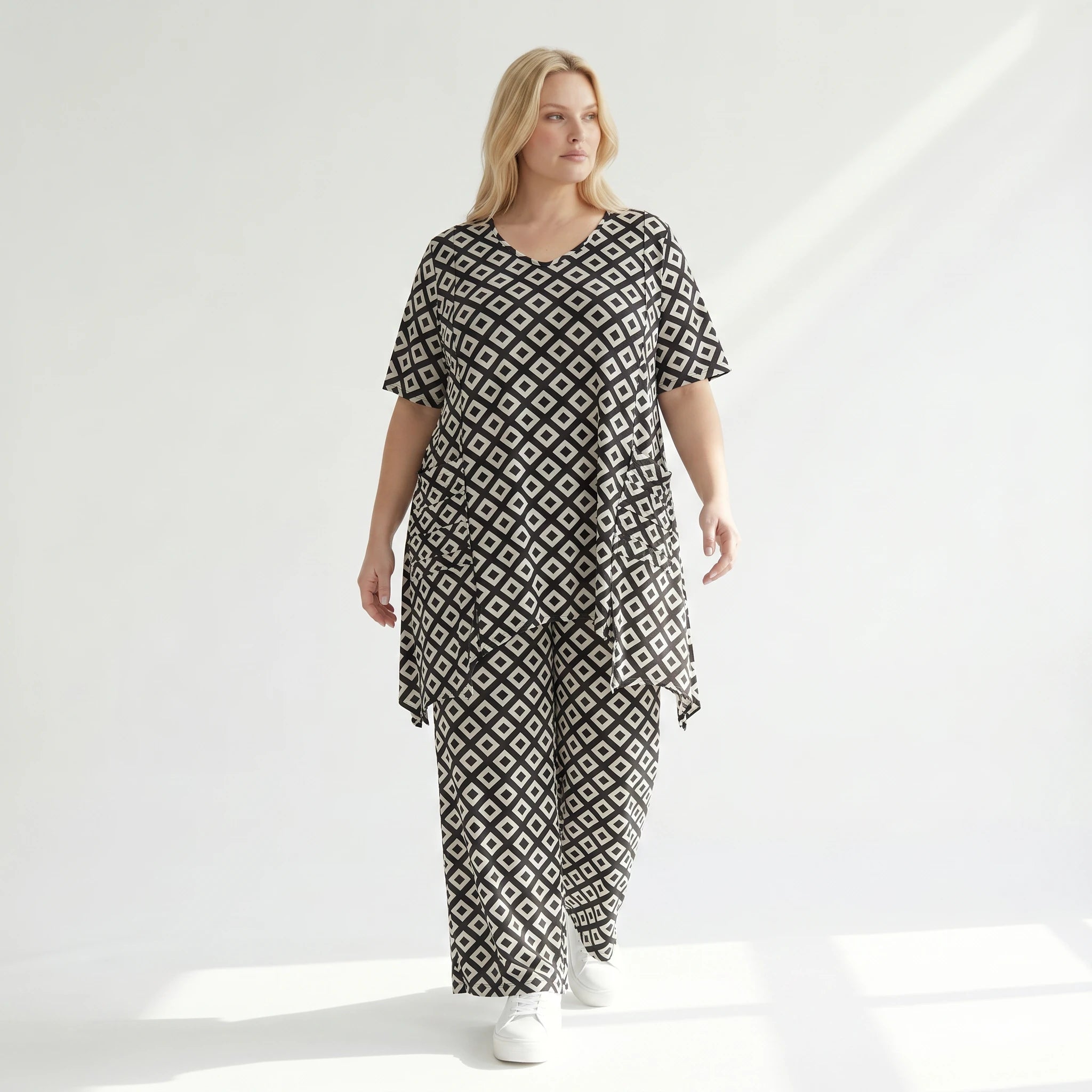 Zeitlos ausgefallenes Oversize Lagenlook Shirt mit stretchig fließendem Slinky, Raute, Schwarz/Weiß
