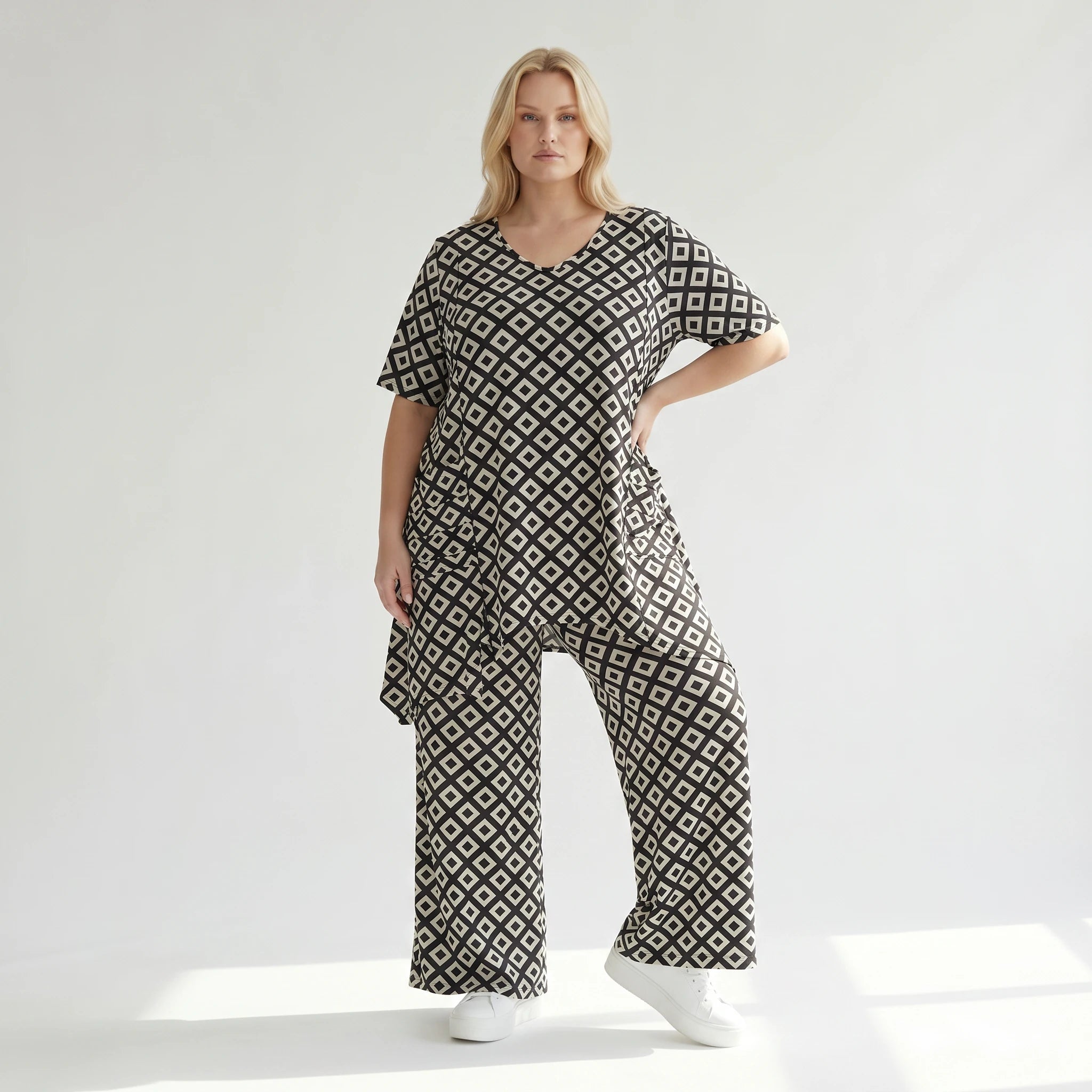 Zeitlos ausgefallenes Oversize Lagenlook Shirt mit stretchig fließendem Slinky, Raute, Schwarz/Weiß