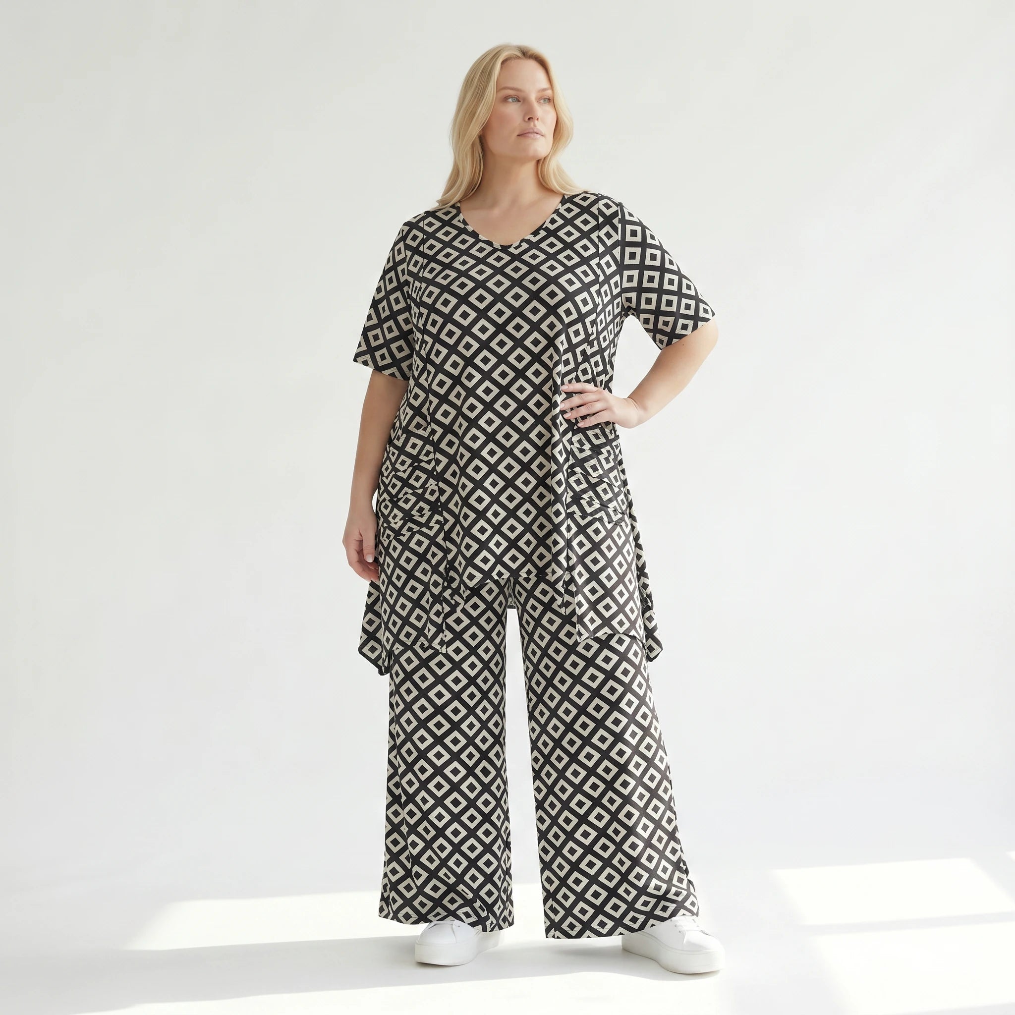 Zeitlos ausgefallenes Oversize Lagenlook Shirt mit stretchig fließendem Slinky, Raute, Schwarz/Weiß