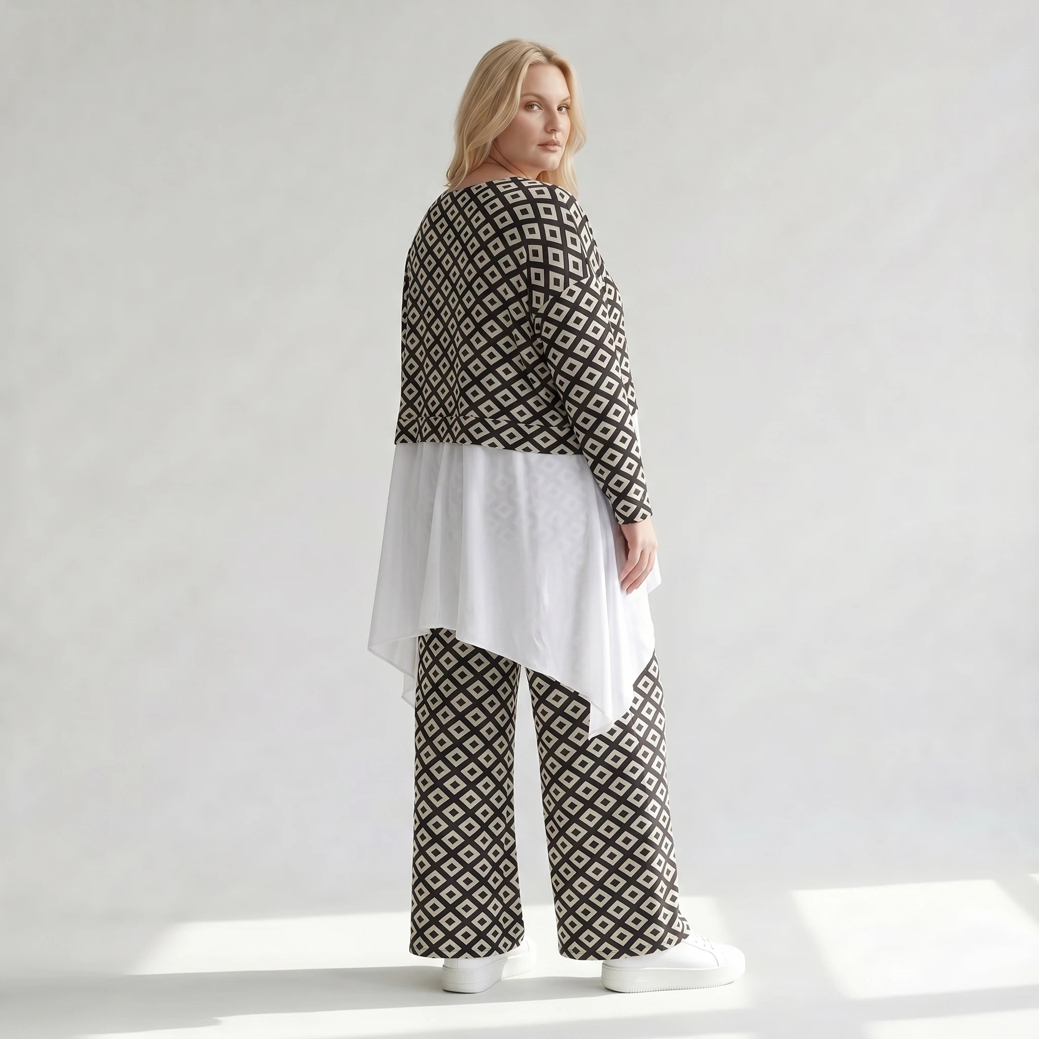 Modernes Lagenlook Highlight aus stretchigem, fließendem Material mit Rautenprint, Schwarz/Weiß