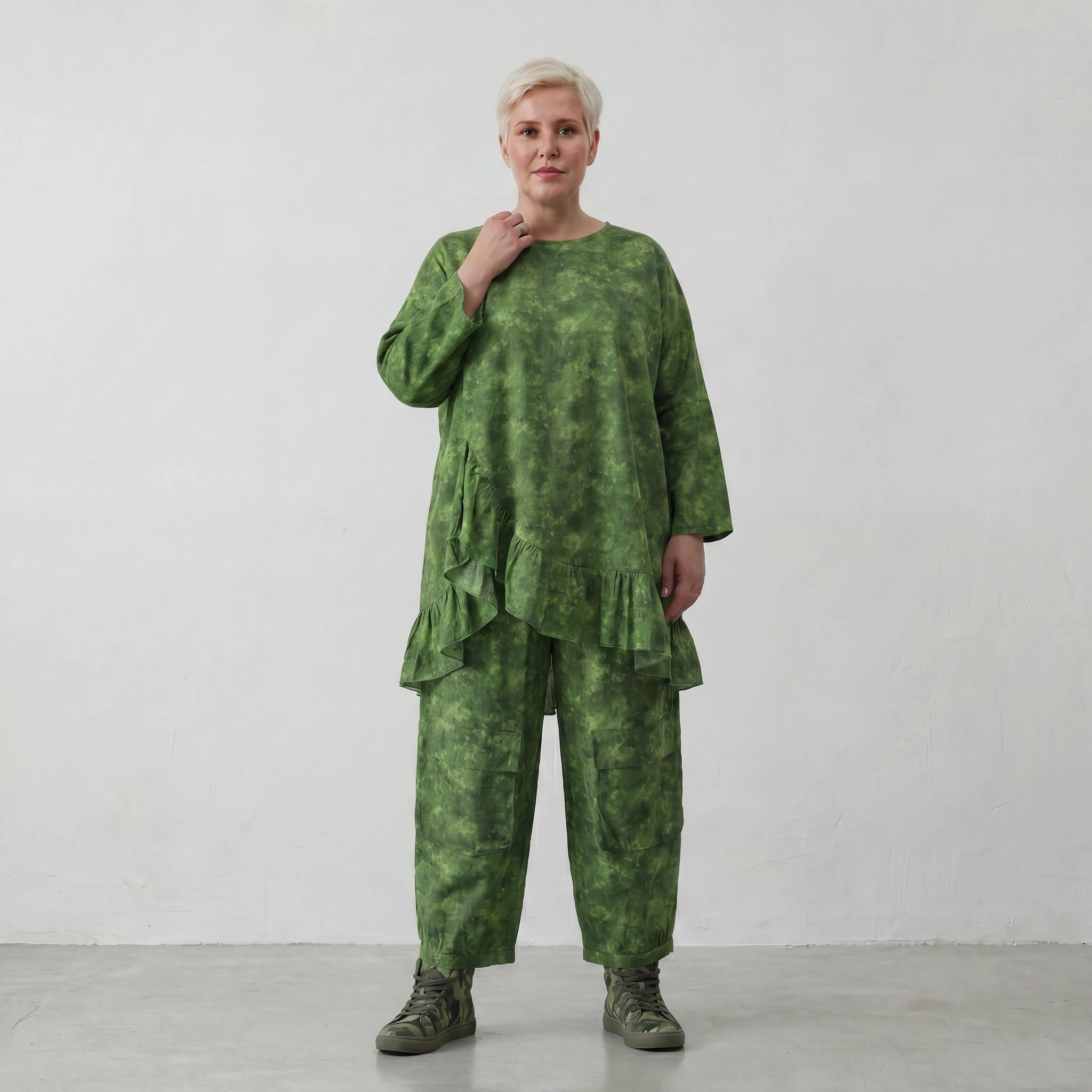 Luftiges Oversize Shirt im ausgefallenen Batik Lagenlook aus reiner Baumwolle mit Rüschen , Smaragdgrün