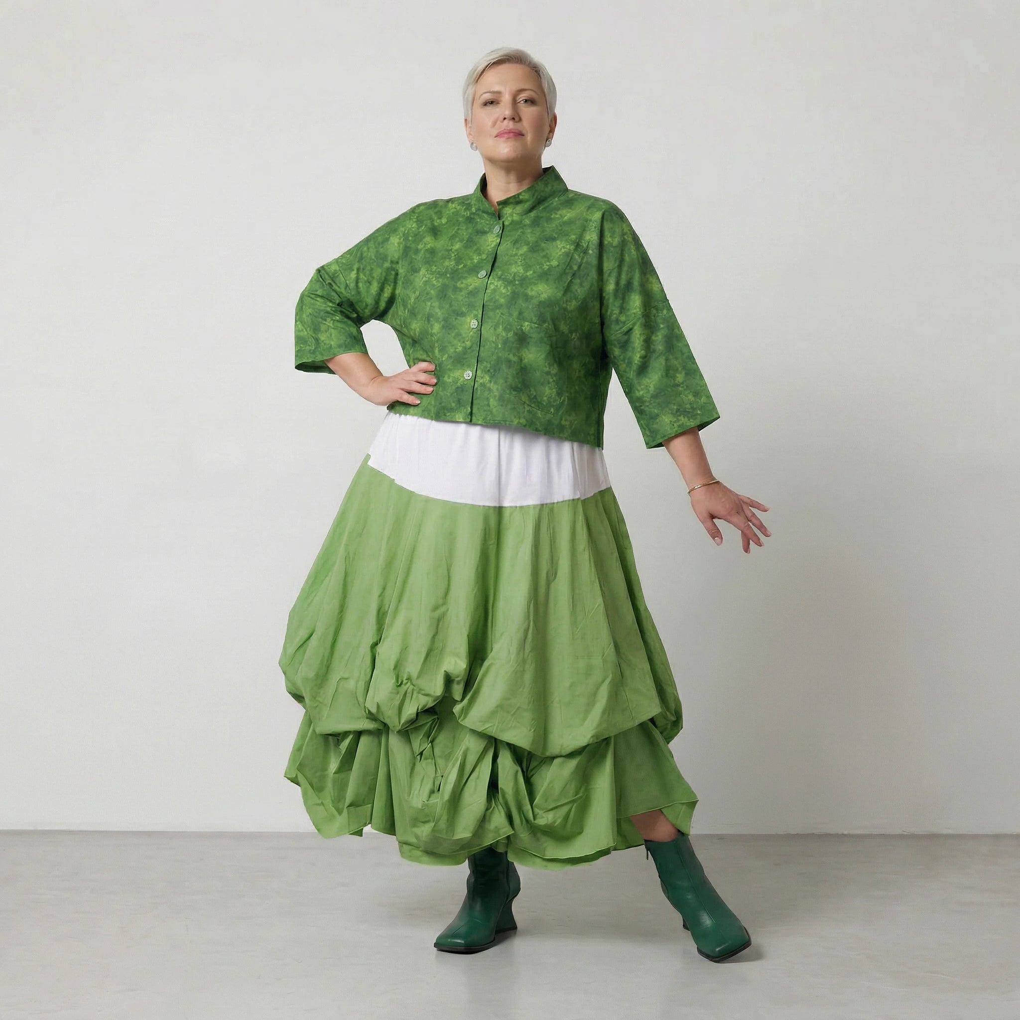 Kastige Kurzjacke aus leichter Baumwollpopeline im zeitlosen Lagenlook mit Batikmuster, Smaragdgrün