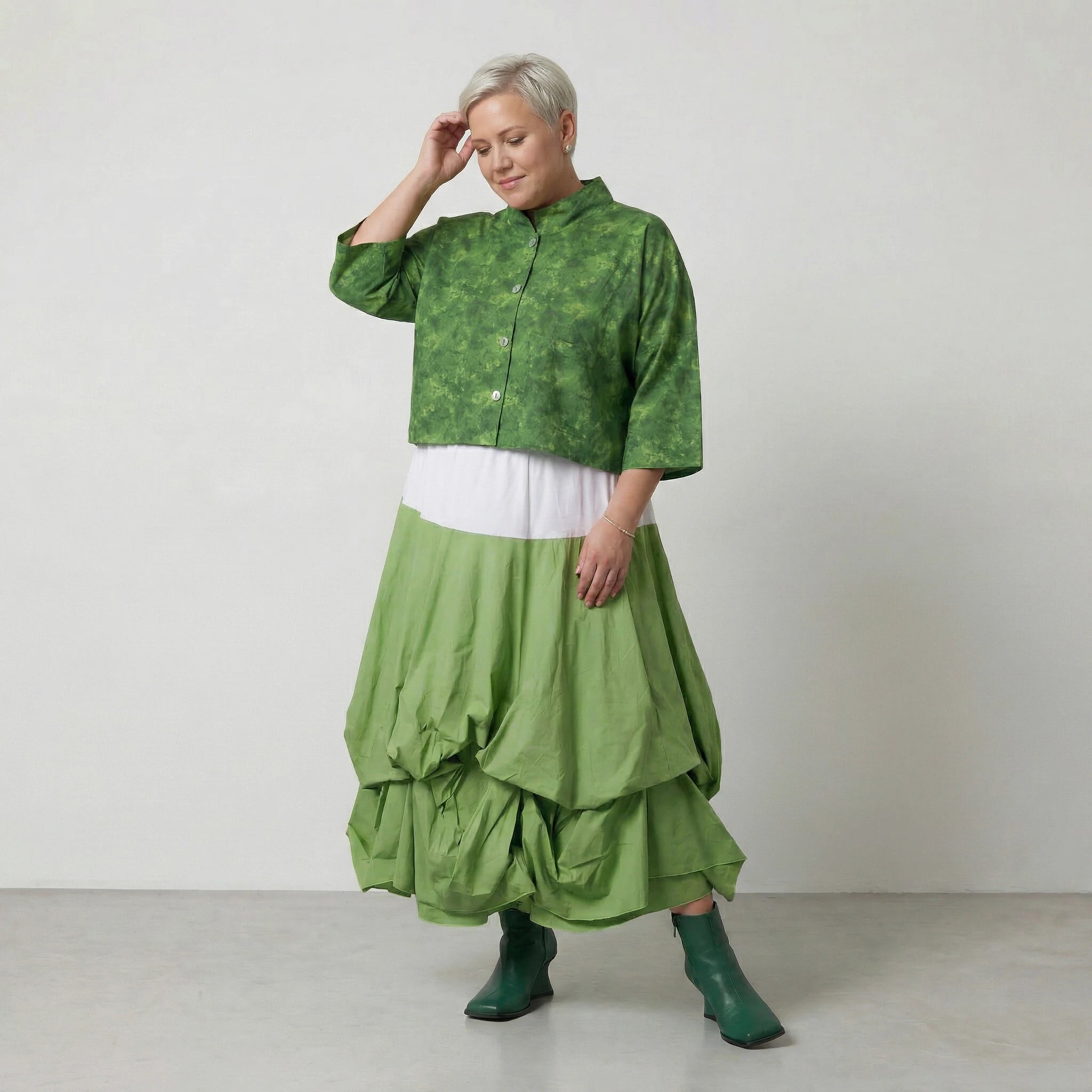 Kastige Kurzjacke aus leichter Baumwollpopeline im zeitlosen Lagenlook mit Batikmuster, Smaragdgrün