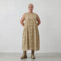 Stilvolles Ballonkleid aus feiner Baumwollpopeline im ausgefallenen Lagenlook mit Taschen, Camel