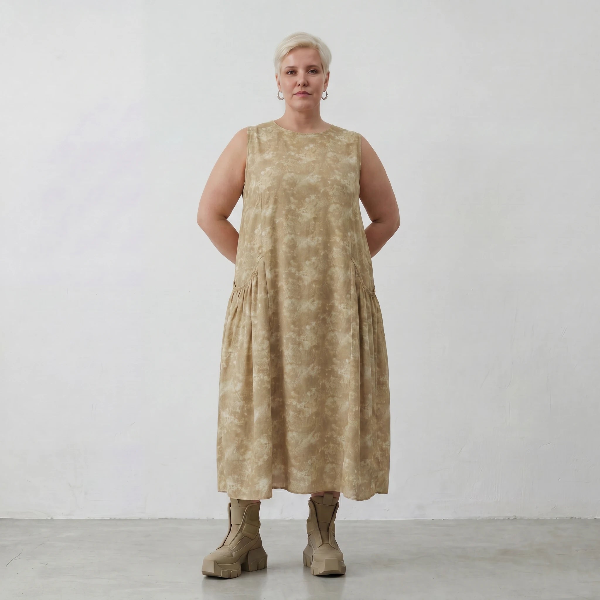 Stilvolles Ballonkleid aus feiner Baumwollpopeline im ausgefallenen Lagenlook mit Taschen, Camel