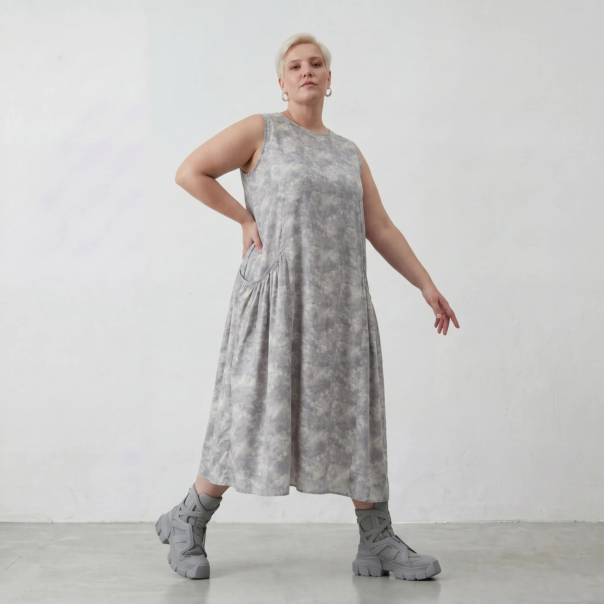 Luftiges Ballon Kleid aus feiner Baumwollpopeline mit zeitlosem Lagenlook und aufgesetzten Taschen, Grau