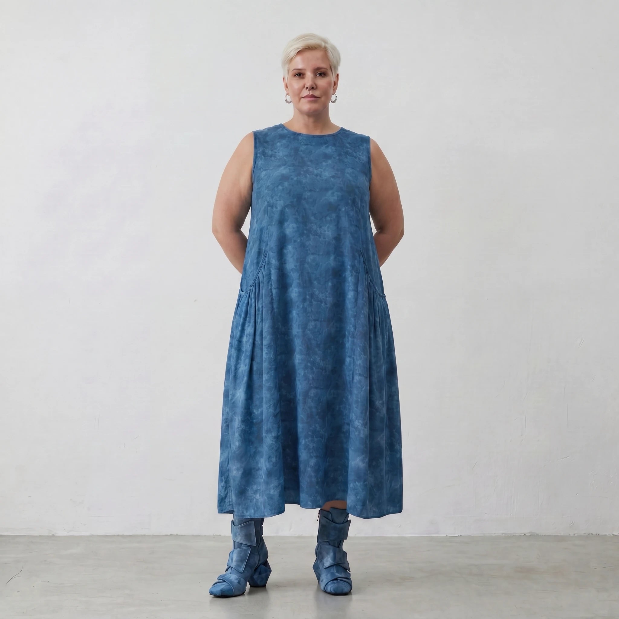 Zeitloses Ballonkleid aus luftiger Baumwollpopeline im ausgefallenen Lagenlook mit Batikprint, Petrol