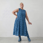 Zeitloses Ballonkleid aus luftiger Baumwollpopeline im ausgefallenen Lagenlook mit Batikprint, Petrol