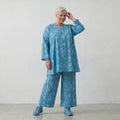 Luftiges Oversize Shirt aus leichter Baumwoll Popeline im ausgefallenen Lagenlook mit Batikmuster, Aquablau