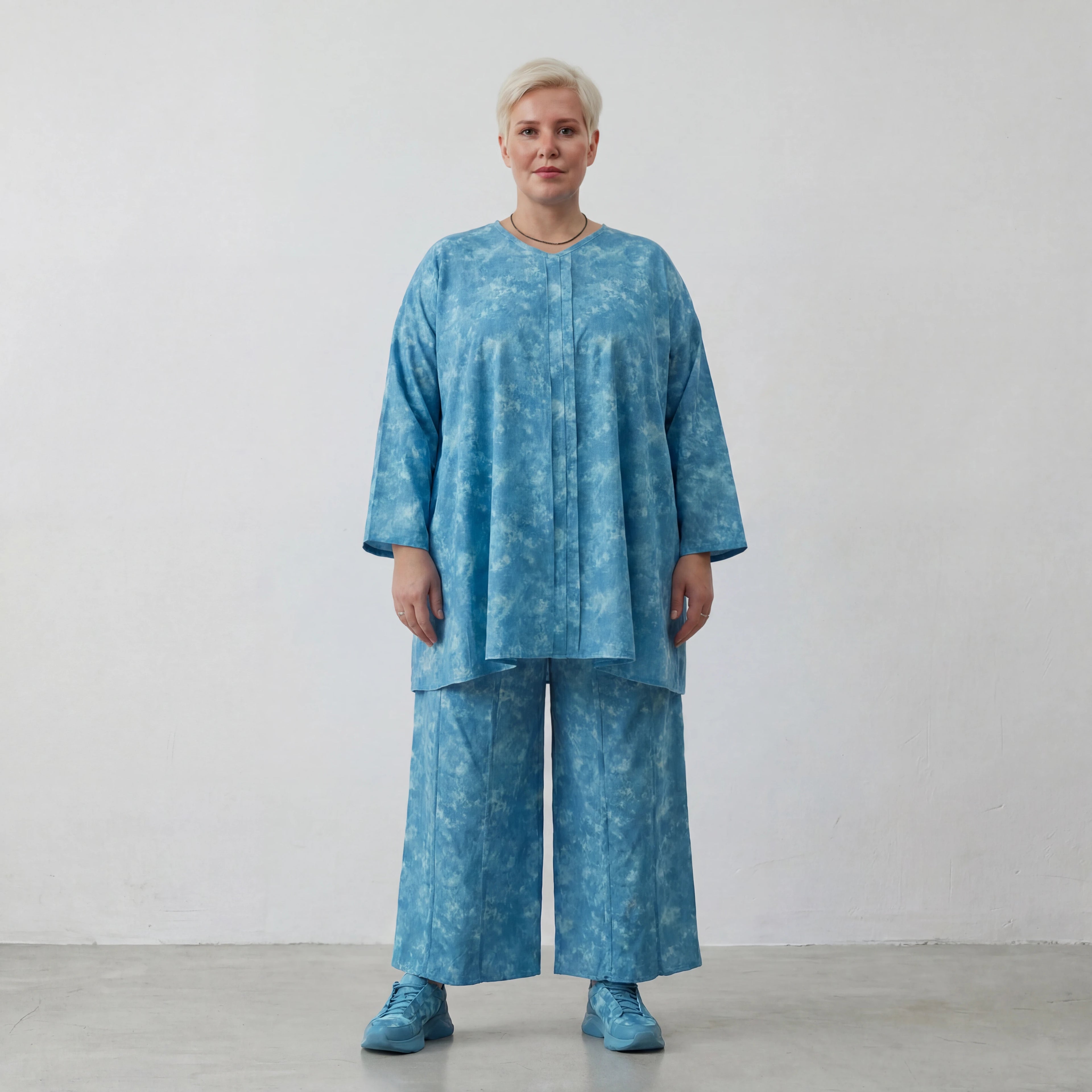 Luftiges Oversize Shirt aus leichter Baumwoll Popeline im ausgefallenen Lagenlook mit Batikmuster, Aquablau