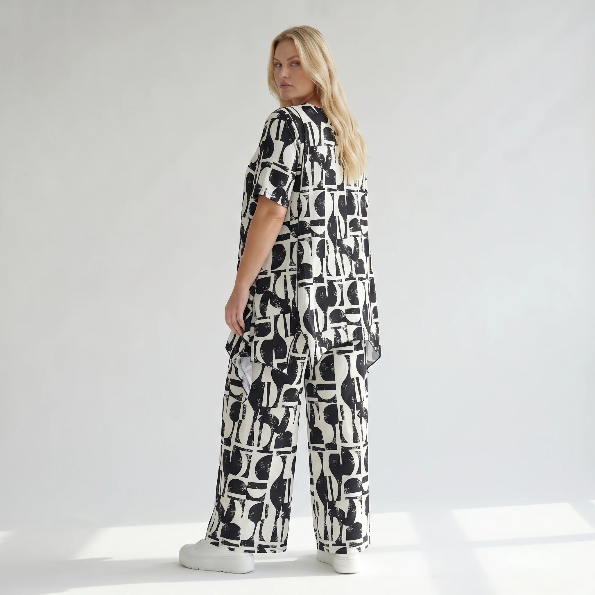 Legeres A-Form Shirt im ausgefallenen Oversize Lagenlook mit fließendem Stretchkomfort, Schwarz/Weiß