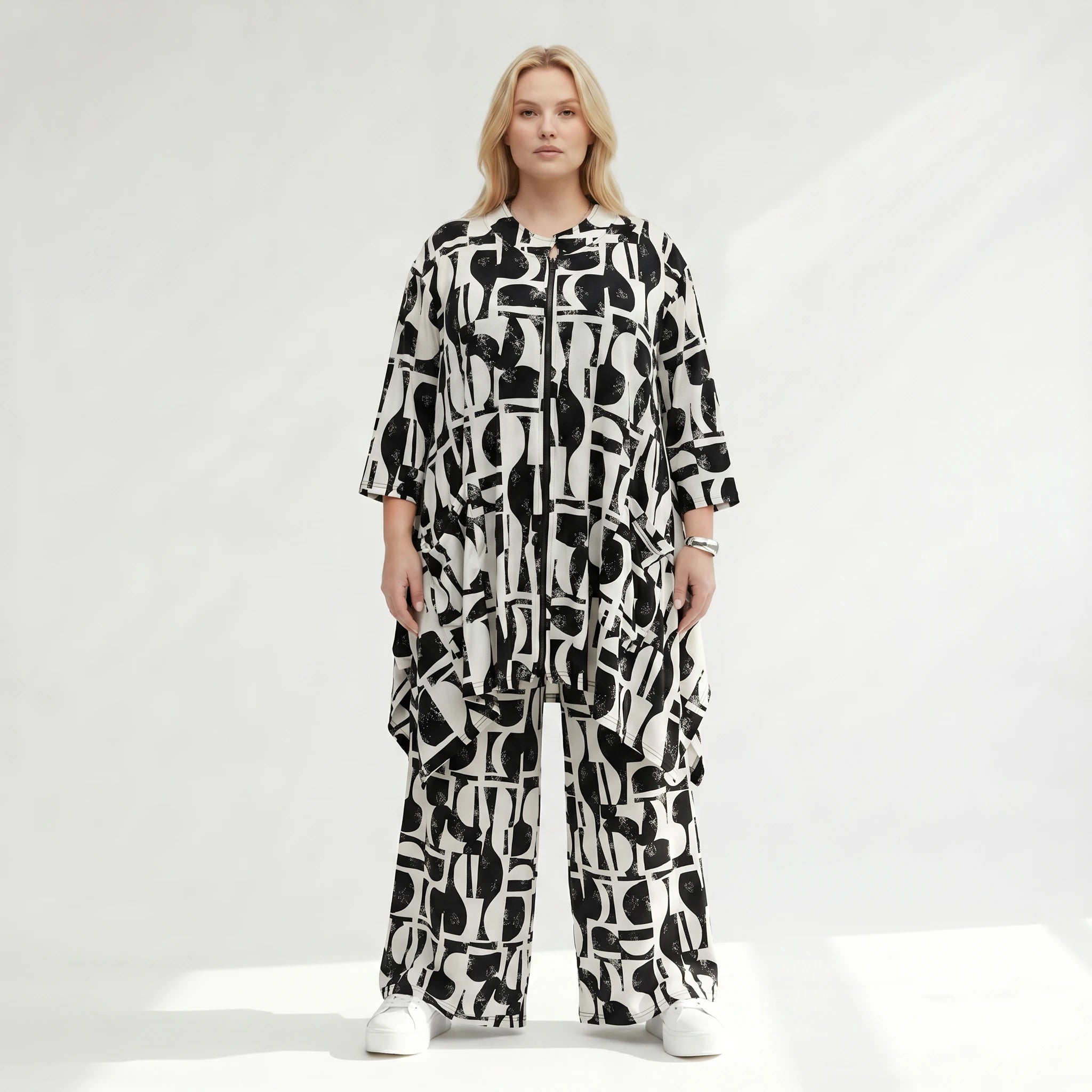 Zeitlos ausgefallene A-Form Jacke im abstrakten Lagenlook aus fließendem stretchigem Slinky, Schwarz/Weiß