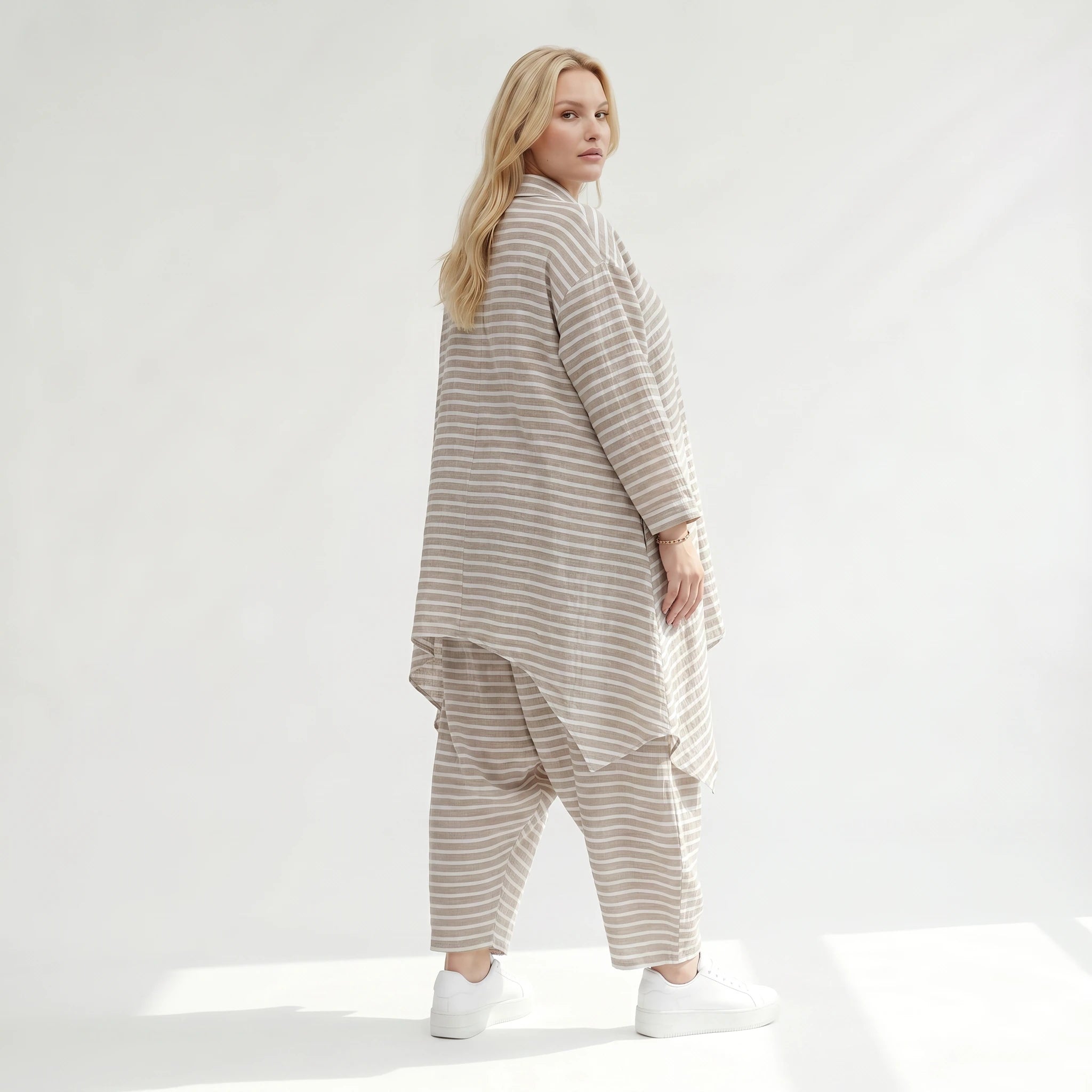 Leicht luftige Oversize Zipfeljacke im ausgefallenen Lagenlook mit Streifen und Taschen, Sand/Weiß