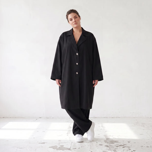Schwarzer Oversize Mantel fliessend elastisch zeitlos leger sommerlich fuer Lagenlook