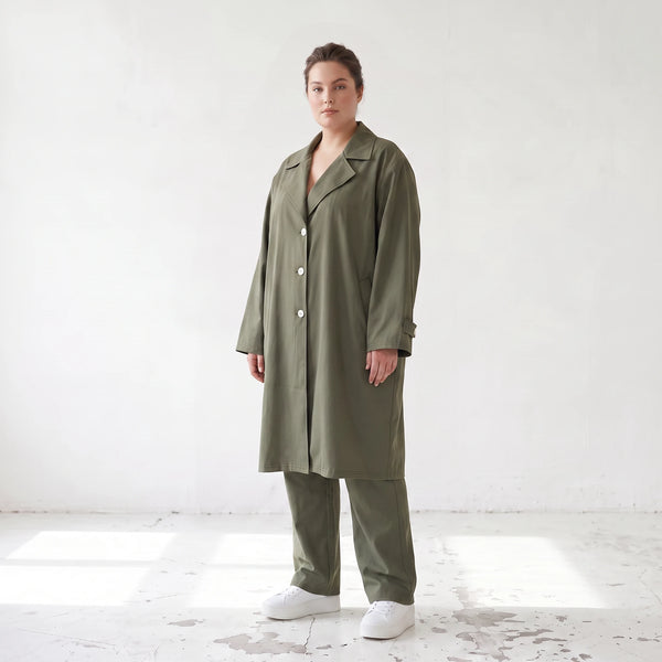 Fliessender Khaki Mantel im legeren Lagenlook mit Oversize Form zeitlos chic soft modern