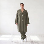 Fliessender Khaki Mantel im legeren Lagenlook mit Oversize Form zeitlos chic soft modern