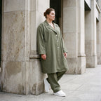 Fliessender Khaki Mantel im legeren Lagenlook mit Oversize Form zeitlos chic soft modern