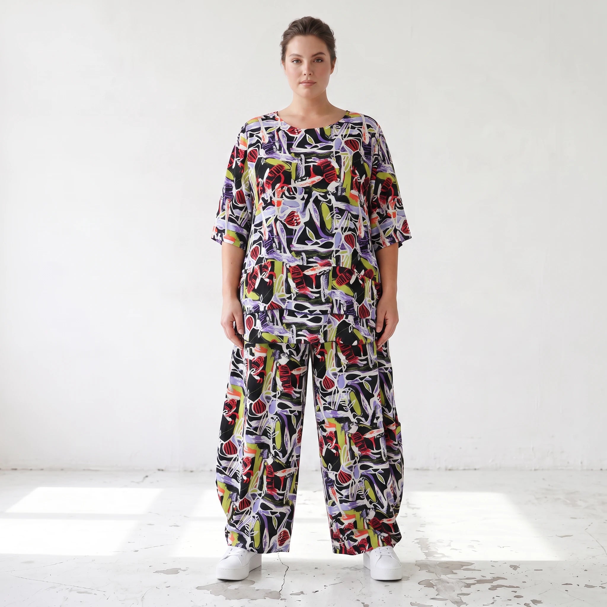 Kurzarmshirt aus fließender Viskose in zartem Lila mit femininem Stufenschnitt im Sommer