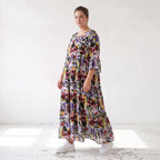 Fließendes Sommerkleid in Schwarz aus zartem Viskose Popeline mit gerüschtem Stufenvolant