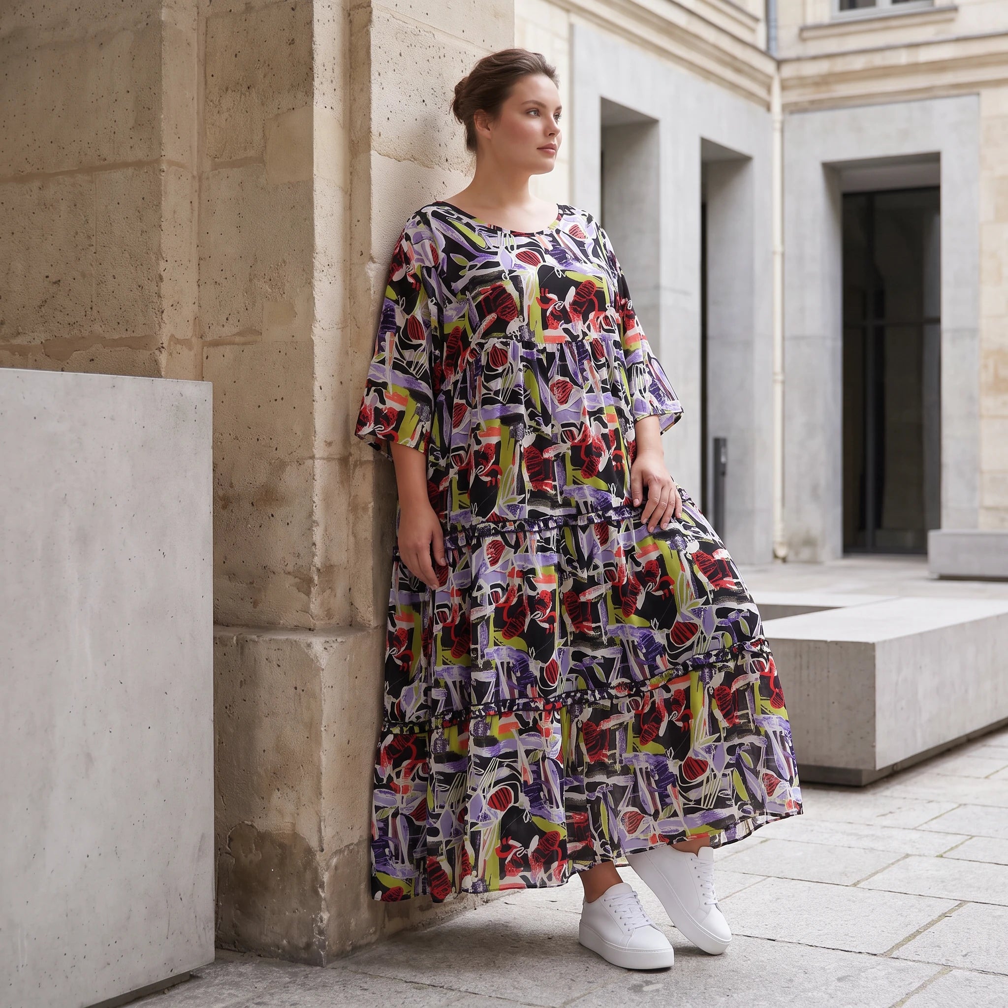 Fließendes Sommerkleid in Schwarz aus zartem Viskose Popeline mit gerüschtem Stufenvolant
