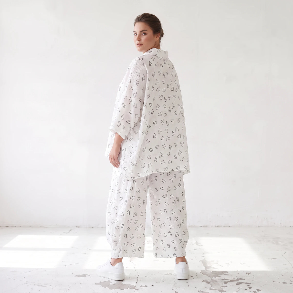 Luftige Mousseline Bluse in Weiß/Schwarz mit klassischem Hemdkragen und Knopfverschluss