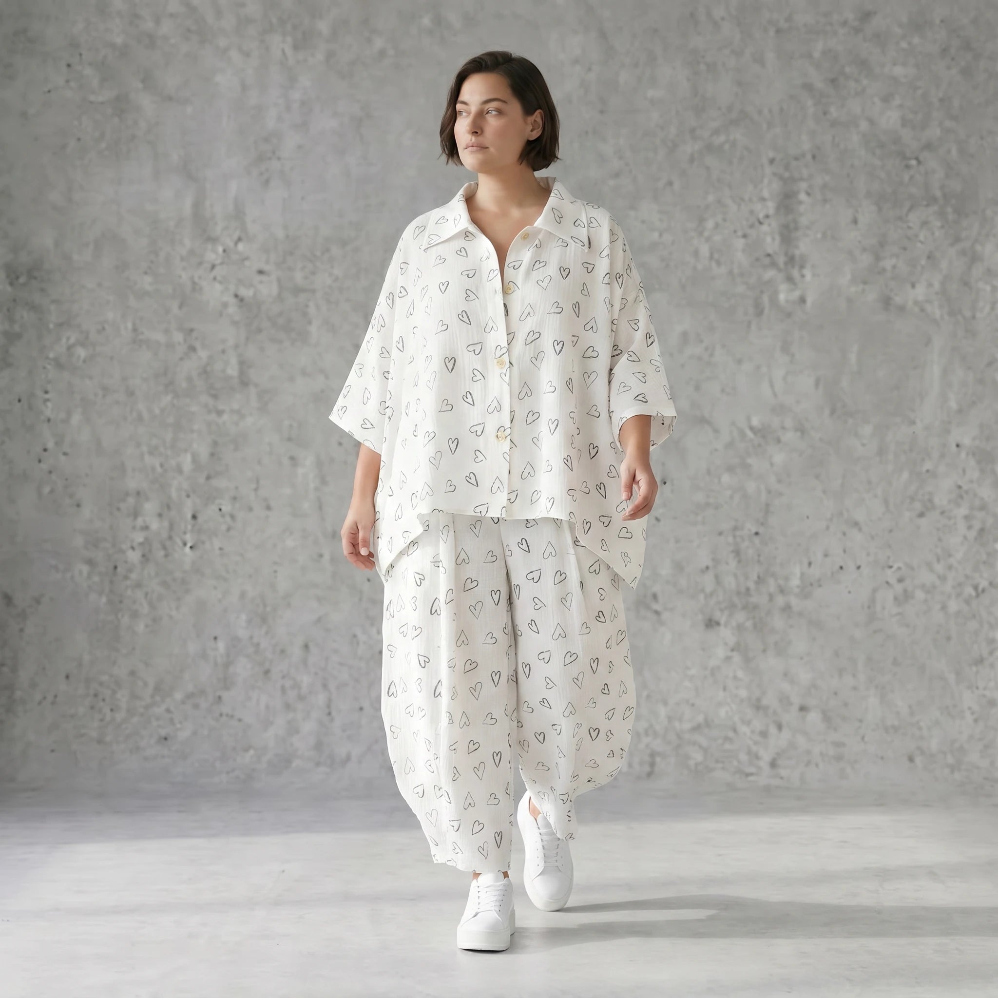 Luftige Mousseline Bluse in Weiß/Schwarz mit klassischem Hemdkragen und Knopfverschluss