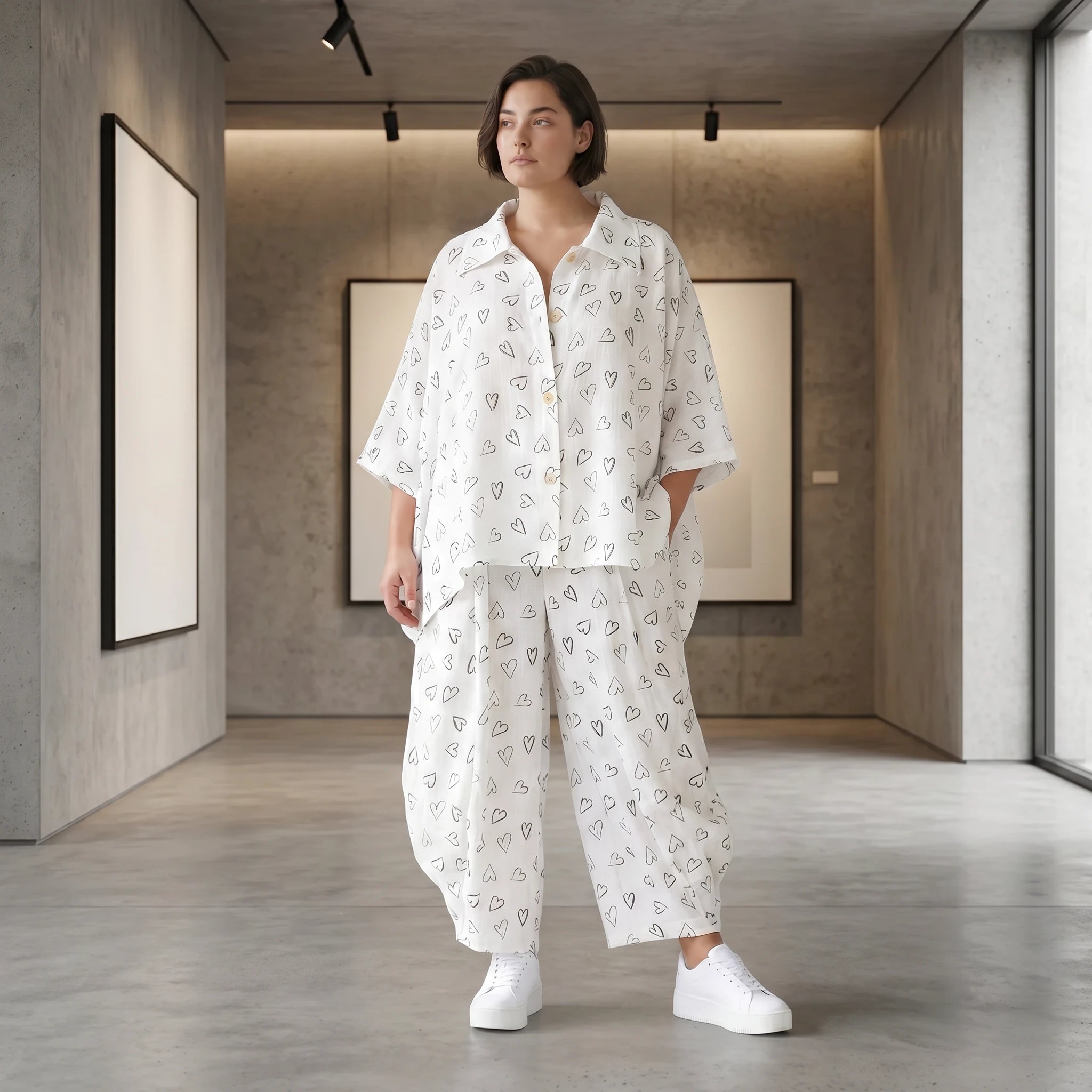 Luftige Mousseline Bluse in Weiß/Schwarz mit klassischem Hemdkragen und Knopfverschluss
