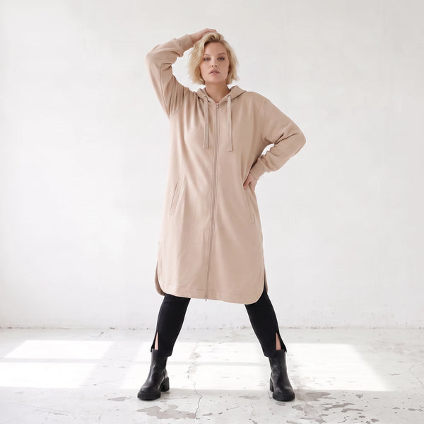Sandfarbene weiche Kapuzenjacke aus French Terry mit Fleece-Innenseite gerade geschnitten