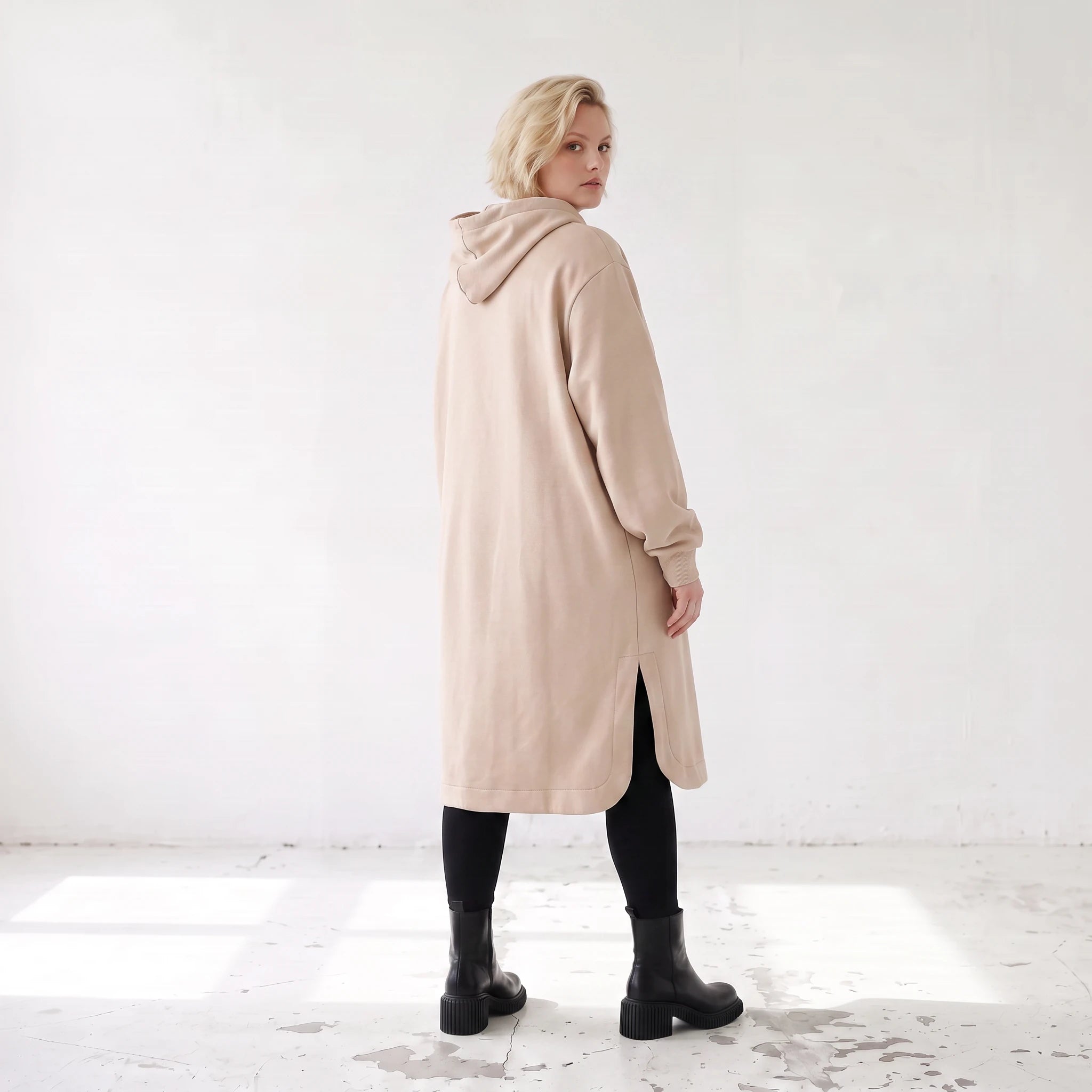 Sandfarbene weiche Kapuzenjacke aus French Terry mit Fleece-Innenseite gerade geschnitten