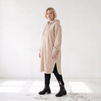 Sandfarbene weiche Kapuzenjacke aus French Terry mit Fleece-Innenseite gerade geschnitten