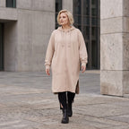 Sandfarbene weiche Kapuzenjacke aus French Terry mit Fleece-Innenseite gerade geschnitten