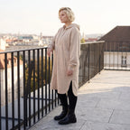 Sandfarbene weiche Kapuzenjacke aus French Terry mit Fleece-Innenseite gerade geschnitten