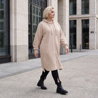Sandfarbene weiche Kapuzenjacke aus French Terry mit Fleece-Innenseite gerade geschnitten