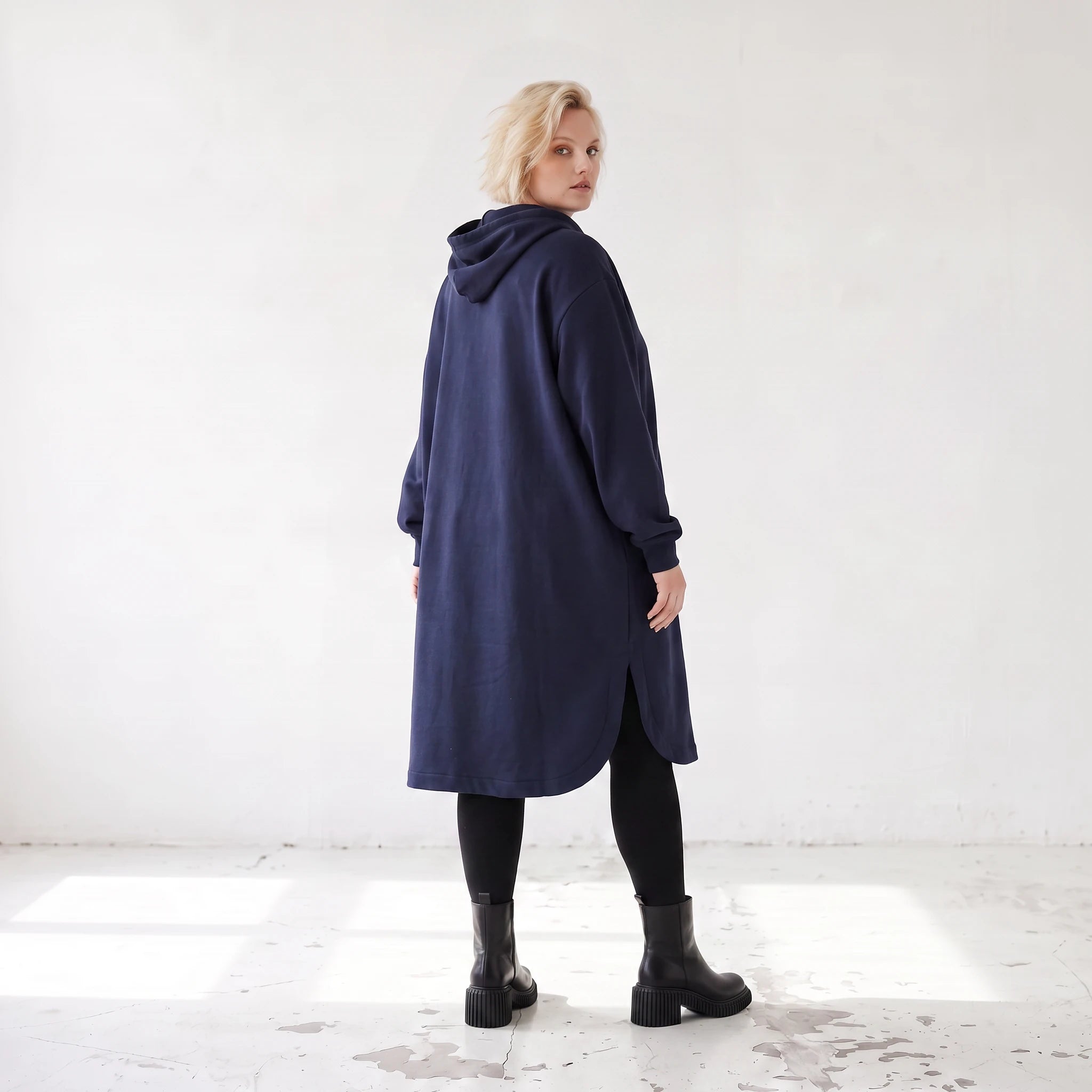 Dunkelblaue Kapuzenjacke aus Baumwolle mit Reissverschluss Seitentaschen und Kapuze
