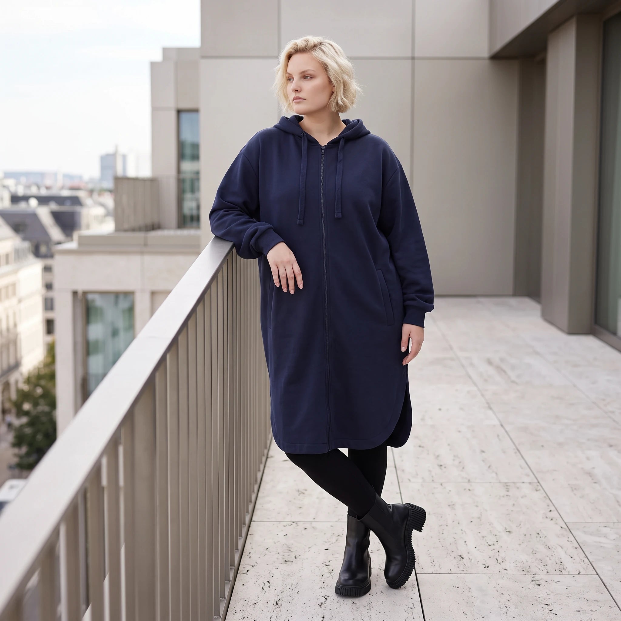 Dunkelblaue Kapuzenjacke aus Baumwolle mit Reissverschluss Seitentaschen und Kapuze