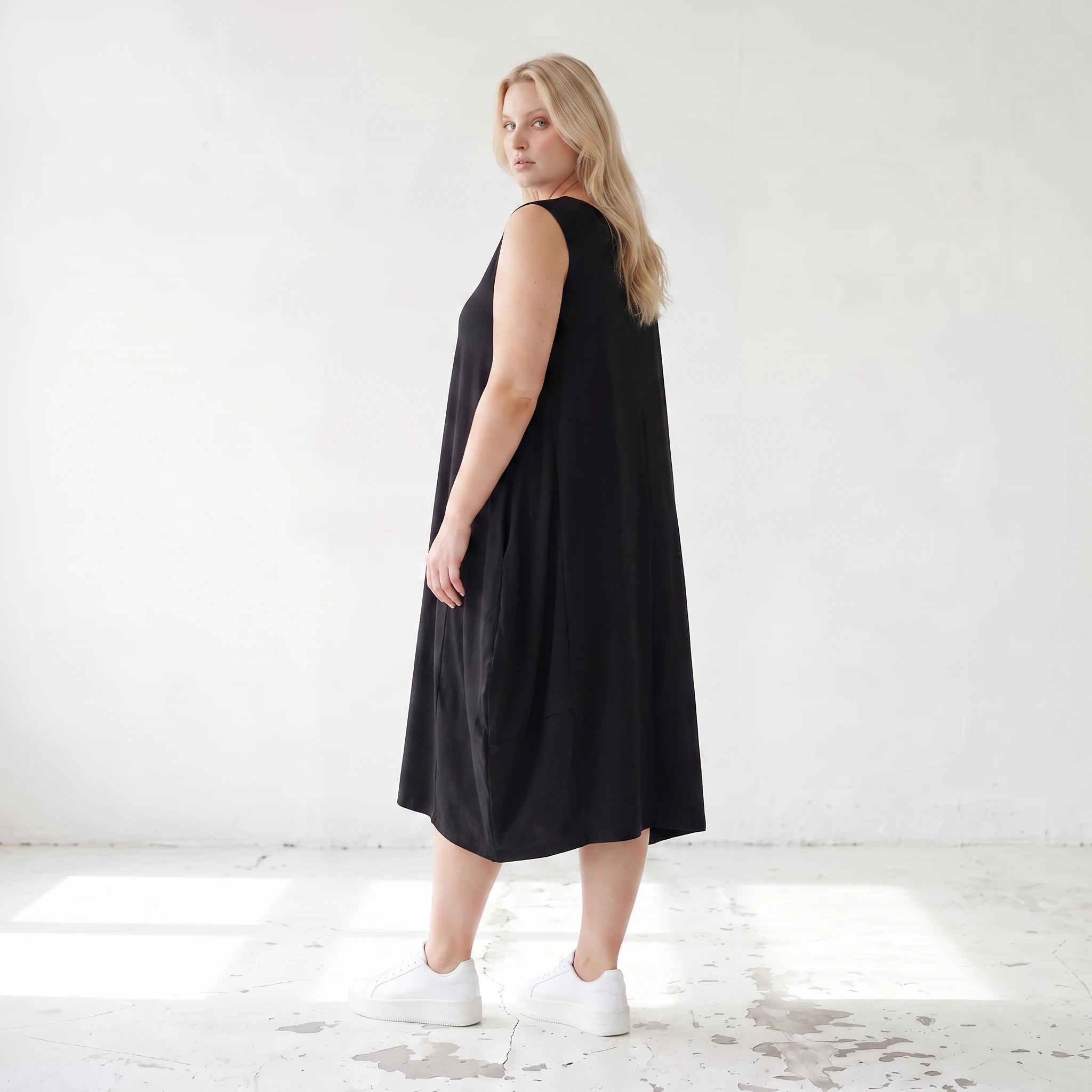 Damen Kleid Lagenlook Lyocell Schwarz, Ballonschnitt, ärmellos, Flügeltaschen, Oversize große Größen – AKH Premium