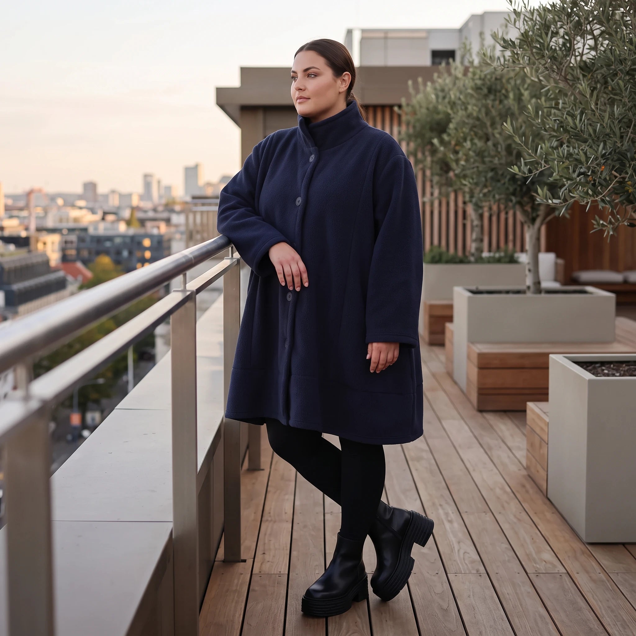 Marine Teddyjacke aus Flauschstoff in A-Linie mit Kellerfalte am Rücken warm und weich