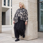 Winterjacke in Schwarz/Beige aus weichem Suedematerial in A-Form mit Kragen und Taschen