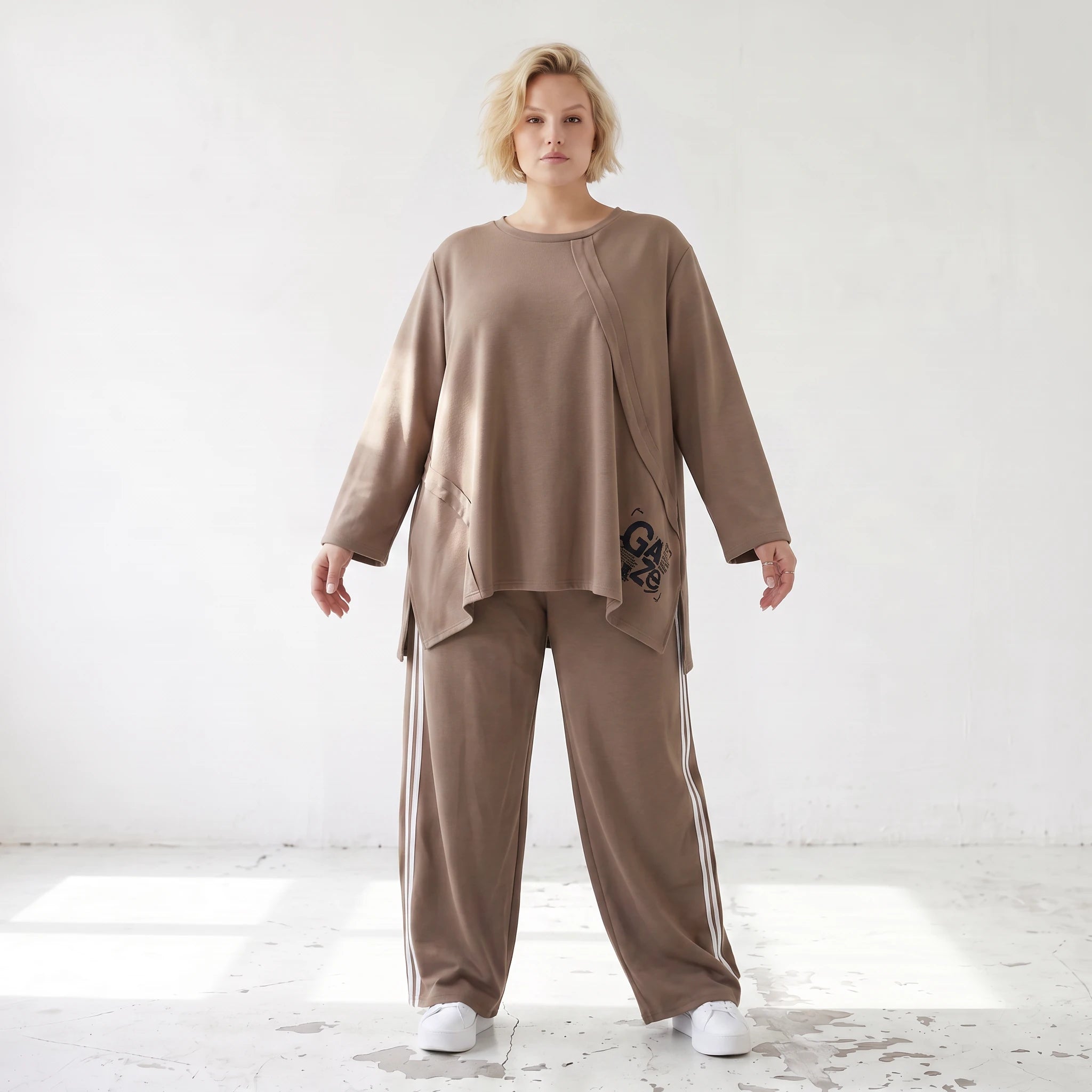 Longsleeve in Taupe aus French Terry mit Grafikprint und A-Linie im lässigen Streetstyle