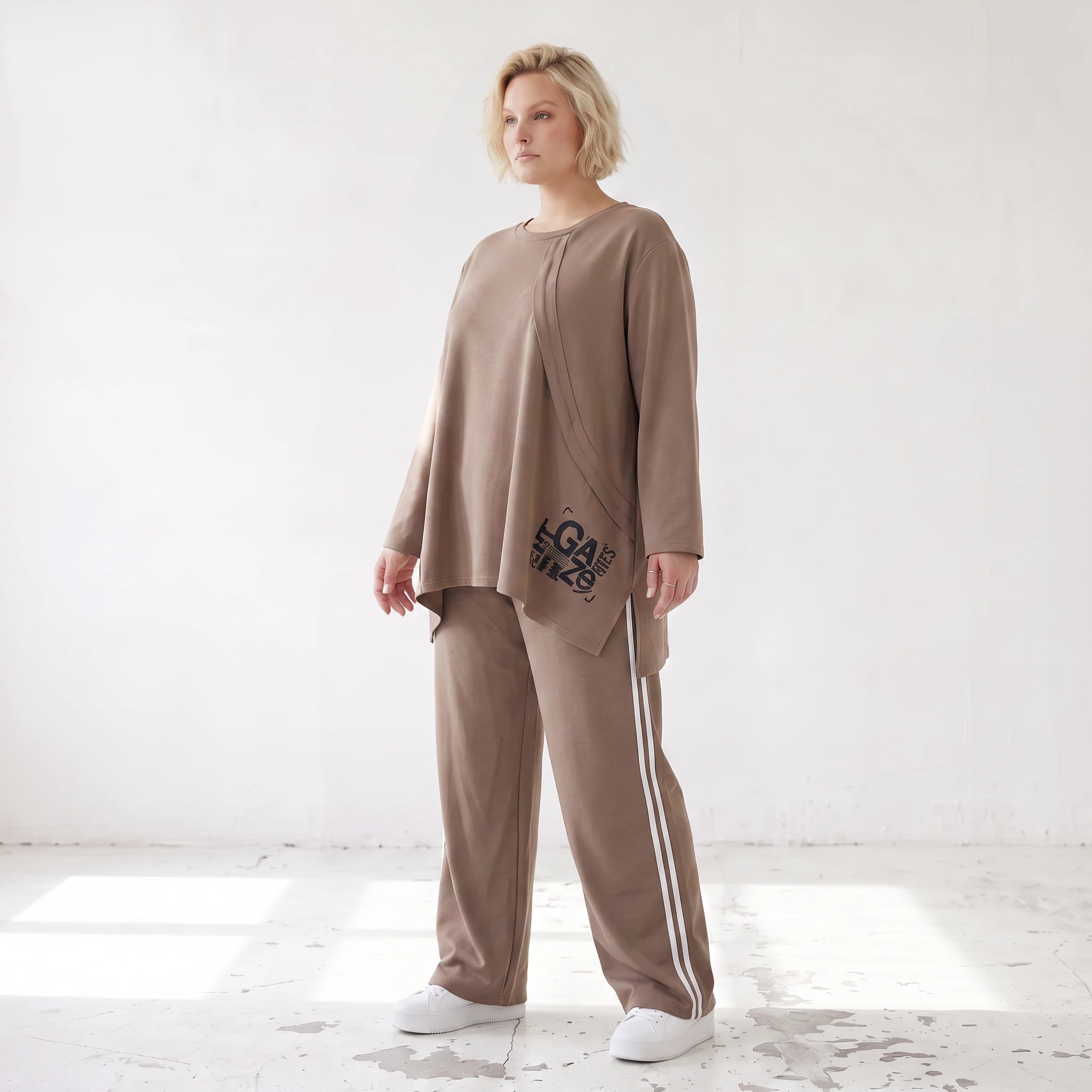 Longsleeve in Taupe aus French Terry mit Grafikprint und A-Linie im lässigen Streetstyle