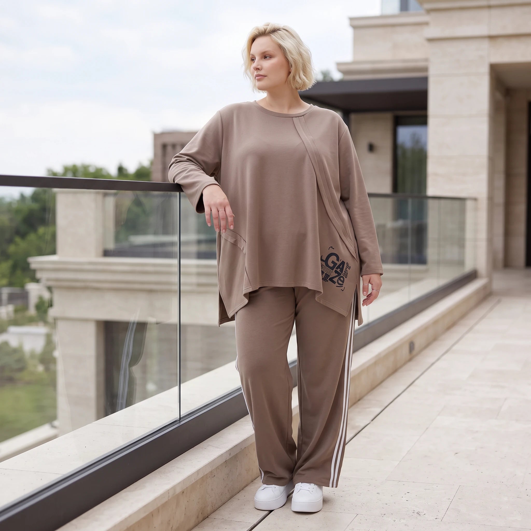 Longsleeve in Taupe aus French Terry mit Grafikprint und A-Linie im lässigen Streetstyle