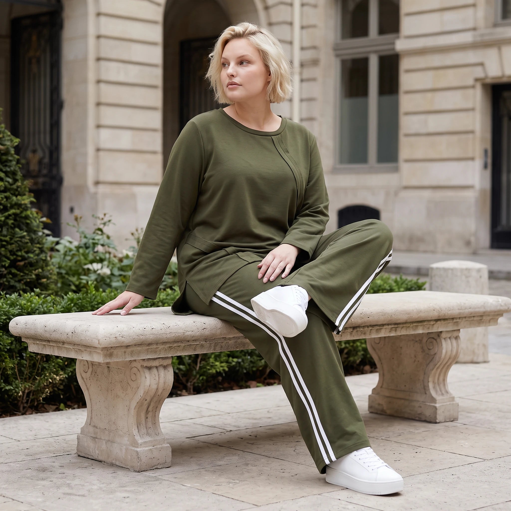 Langarmshirt in A-Linie aus French Terry mit Grafikprint und außenliegenden Ziernähten