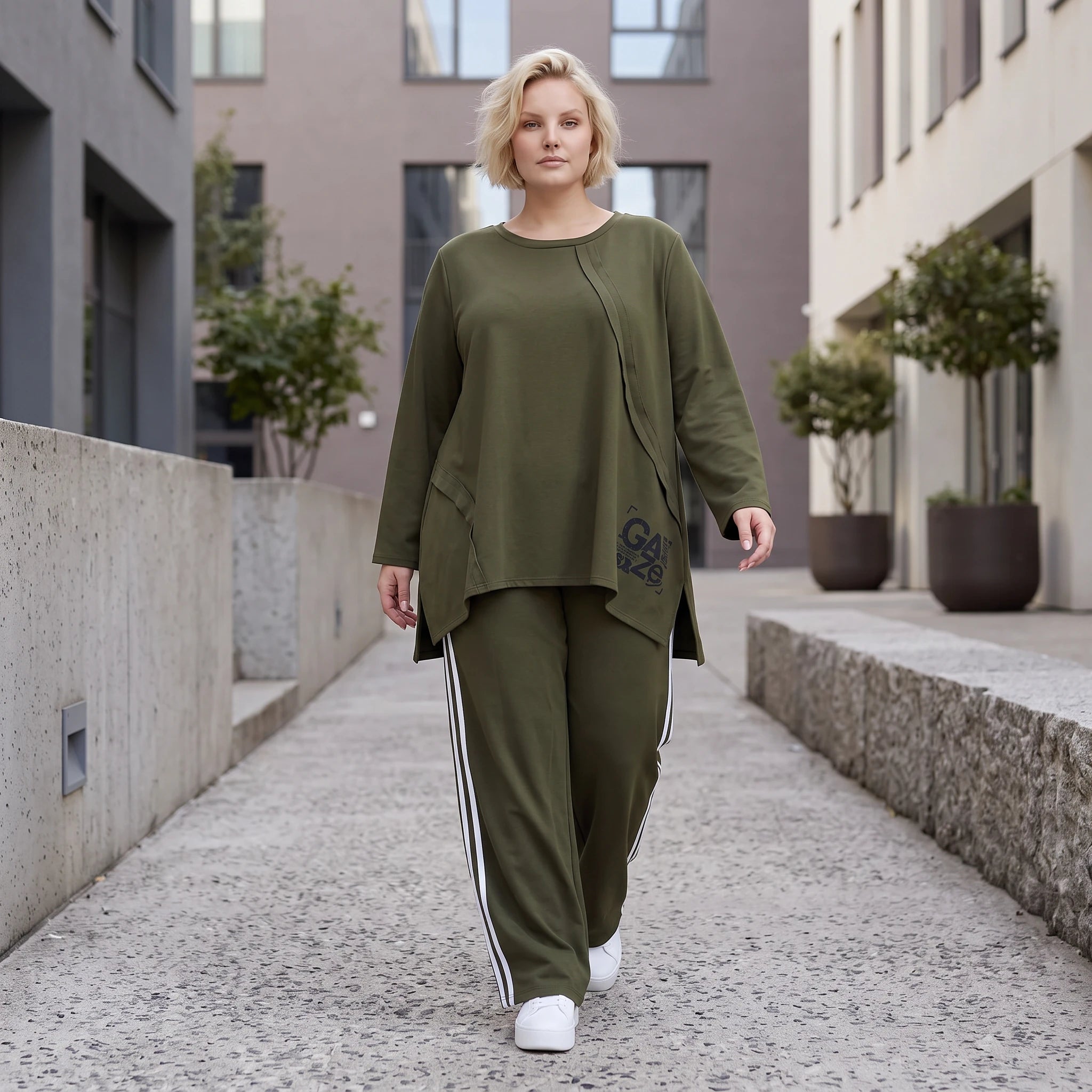 Langarmshirt in A-Linie aus French Terry mit Grafikprint und außenliegenden Ziernähten