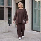 Braunes Langarmshirt in lockerer A-Linie aus French Terry mit Grafikprint Außennähten